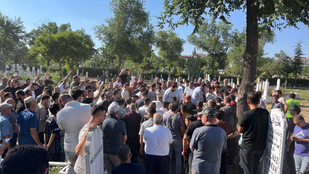 Kırmızılı Kadın'a hüzünlü veda! Konyalılar son yolculuğunda yalnız bırakmadı 3